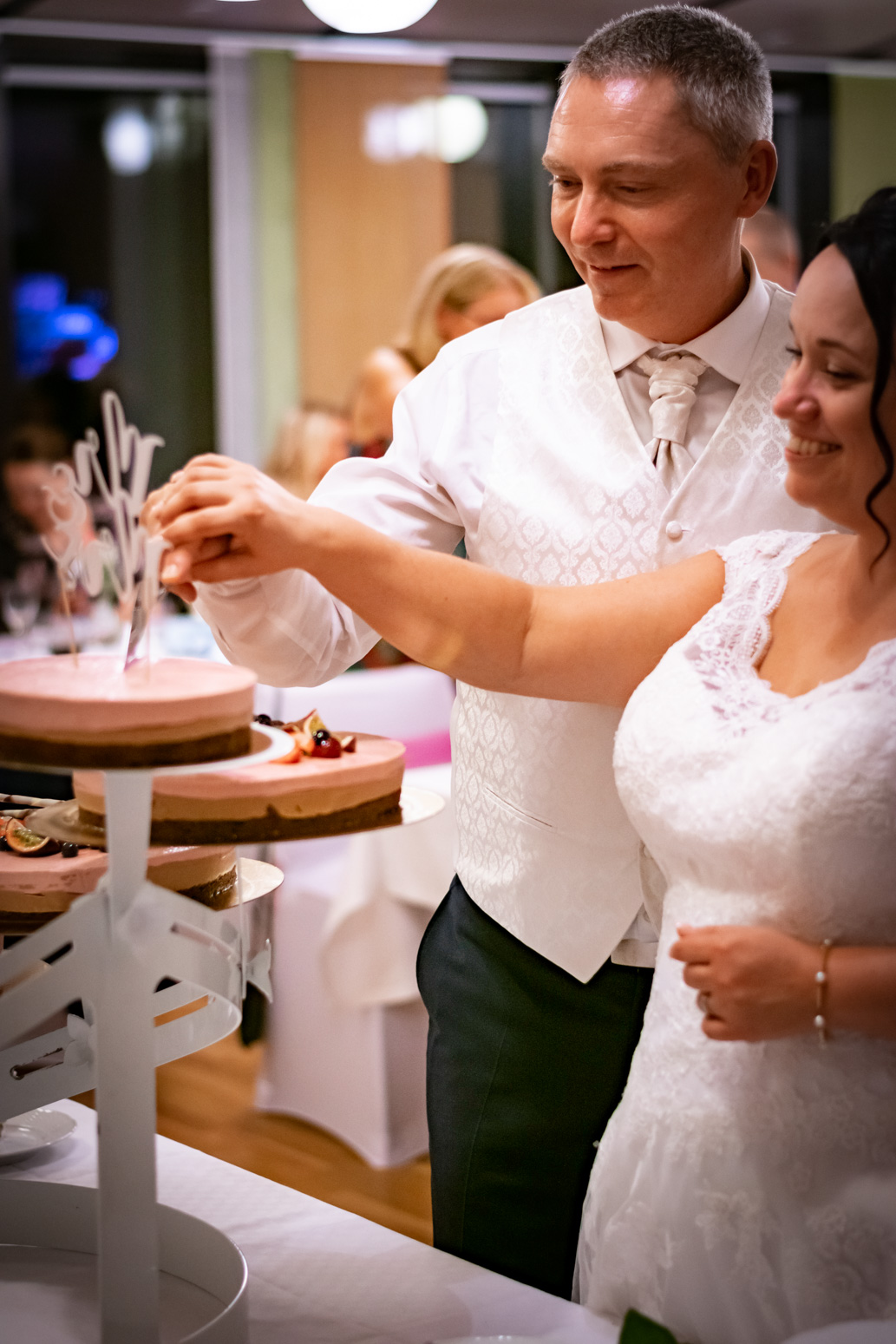 Brudpar skär tårta bröllopstårta i Växjö. Brudklänning är från Ideskrädderiet