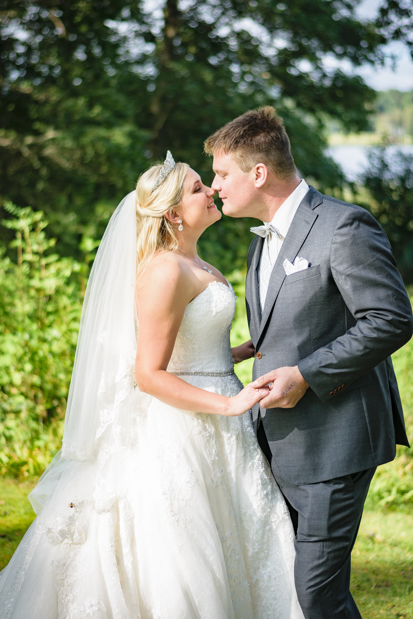Brud i brudklänning från Demetrios från Proms and weddings i Malmö, kysser brudgum i kostym från Dreamwear Bridal i Ljungby