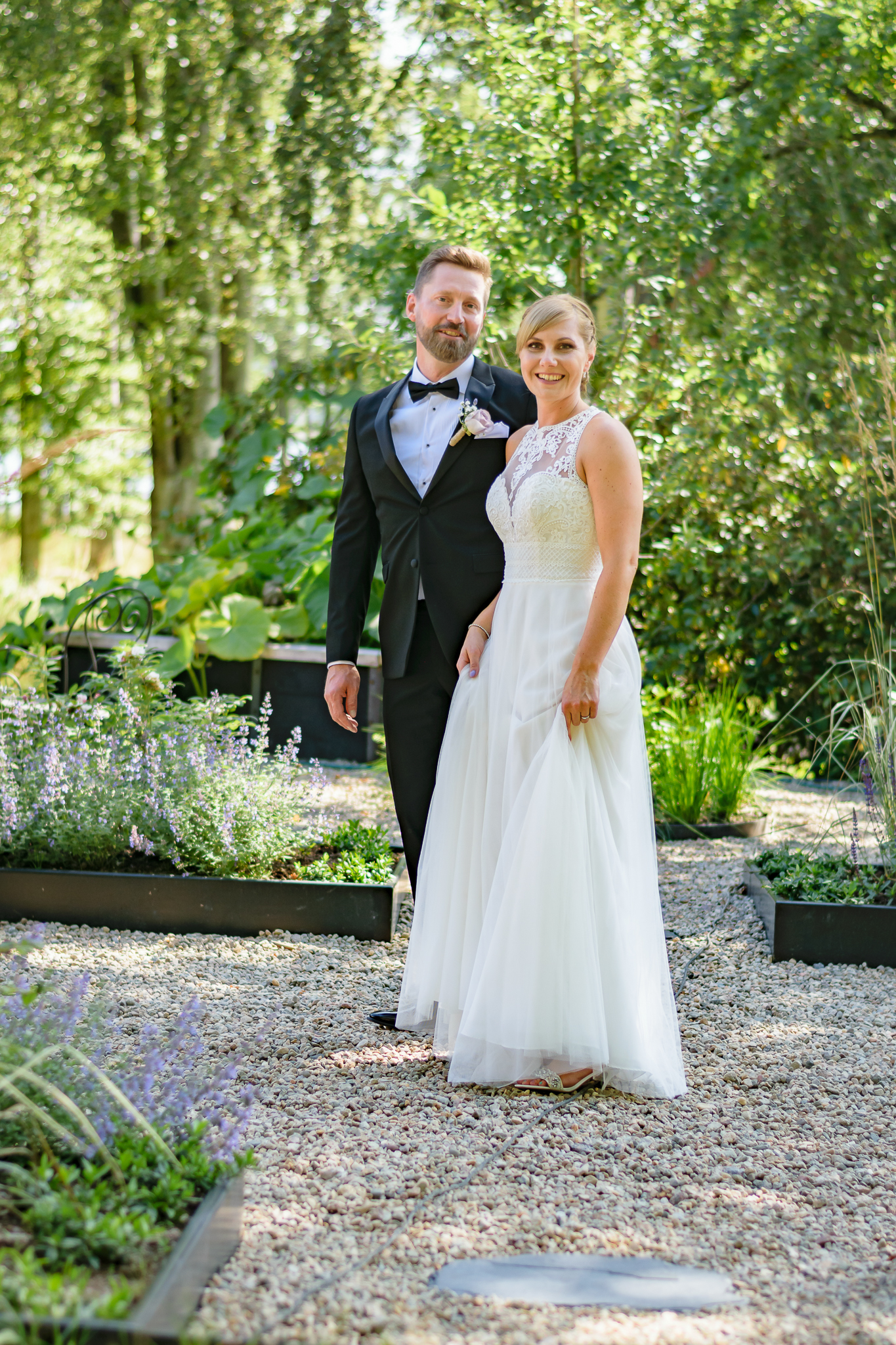 Brudpar i Villa Vik har precis fått se varandra efter First look-fotografering, brudens brudklänning är från MoriLee av Madeleine Gardner