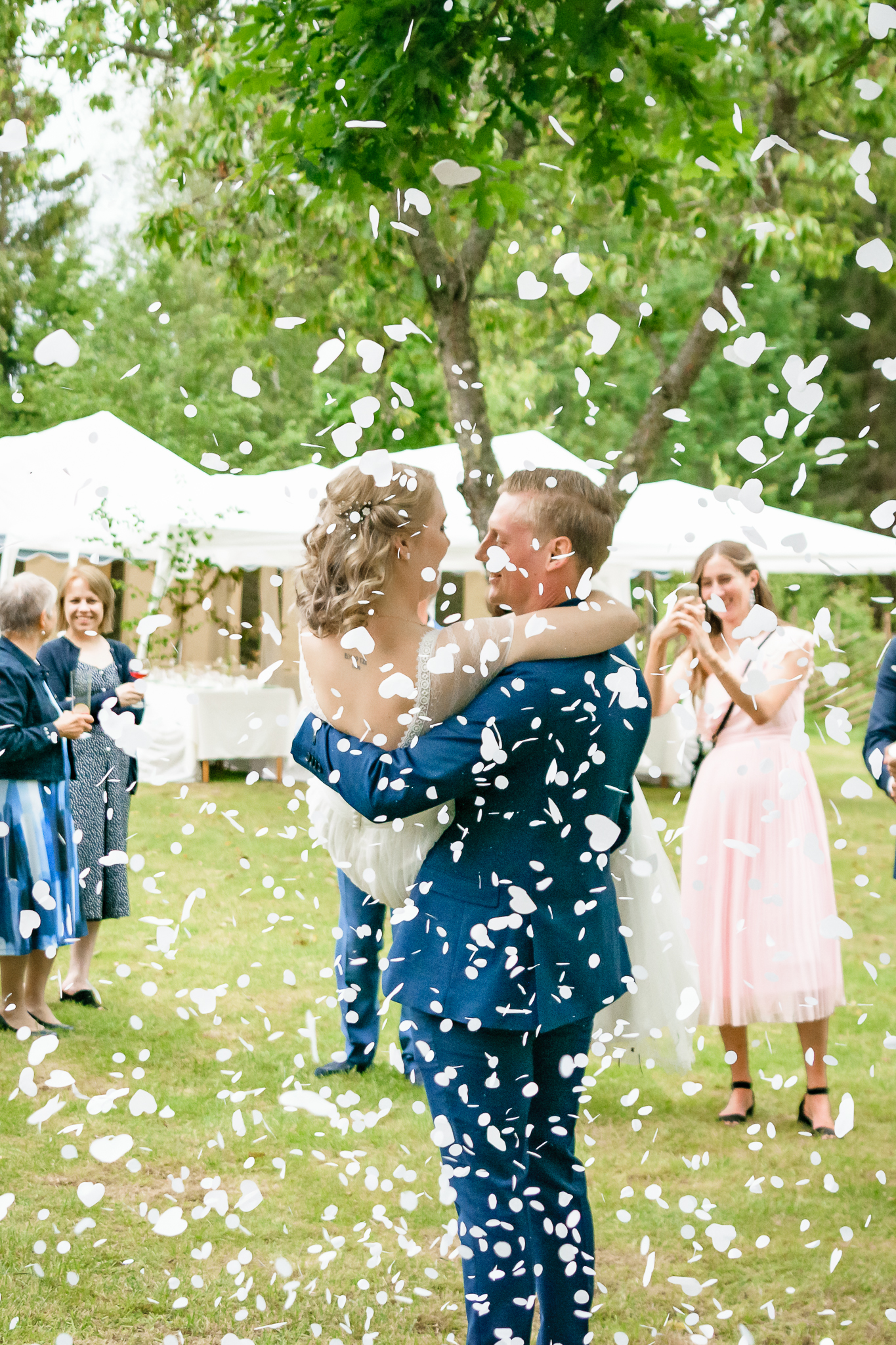 Brudmingel brudskål, lyfter bruden confettiregn, confetti, confettiboomb, gratulationer, bröllop
