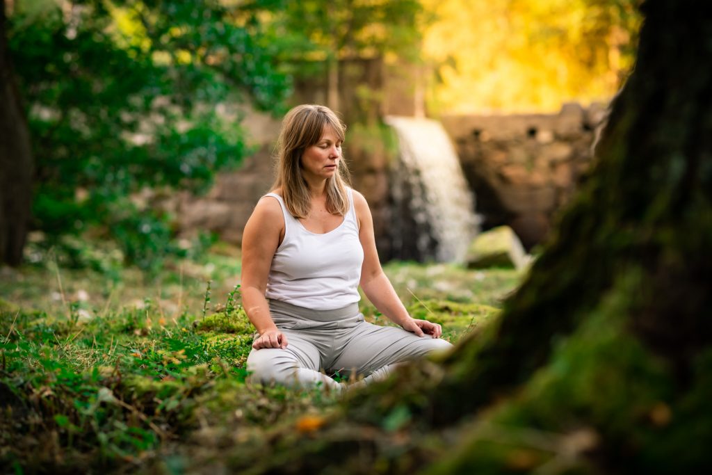 Yoga meditation vattenfall skog baravara, egoboost, Fotograferat av Sofia regnander i Tolg utanför Växjö i småland. Mediterar med händerna på låren