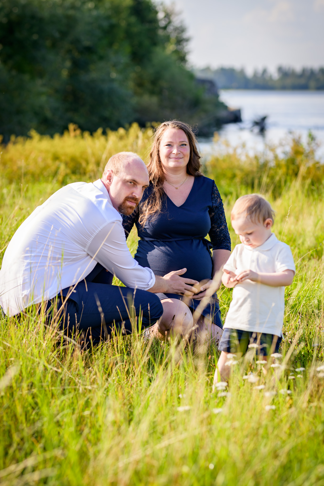 Fotograf Sofia Regnander gravidfotograf fotograaferar gravid utanför Växjö i Kronobergs slottsruin Kronoberg Småland med familj och gravidklänning från Mii-Estilo Art by Regnander