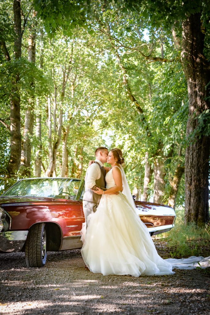 Brudpar framför Pontiac Bonneville Bil till bröllop. Bröllopsfotograf Småland