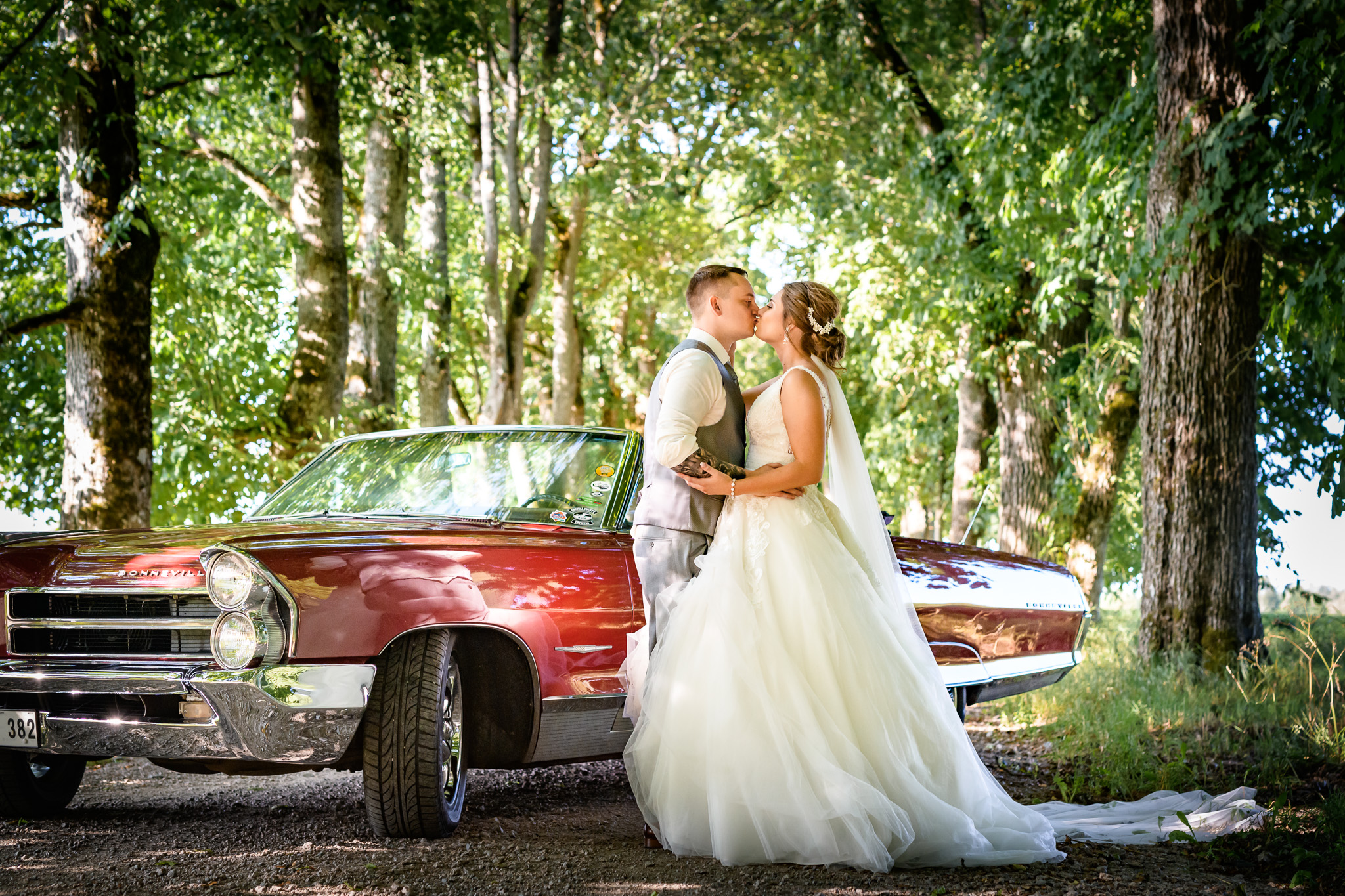 Brudpar framför Pontiac Bonneville Bil till bröllop. Bröllopsfotograf Småland