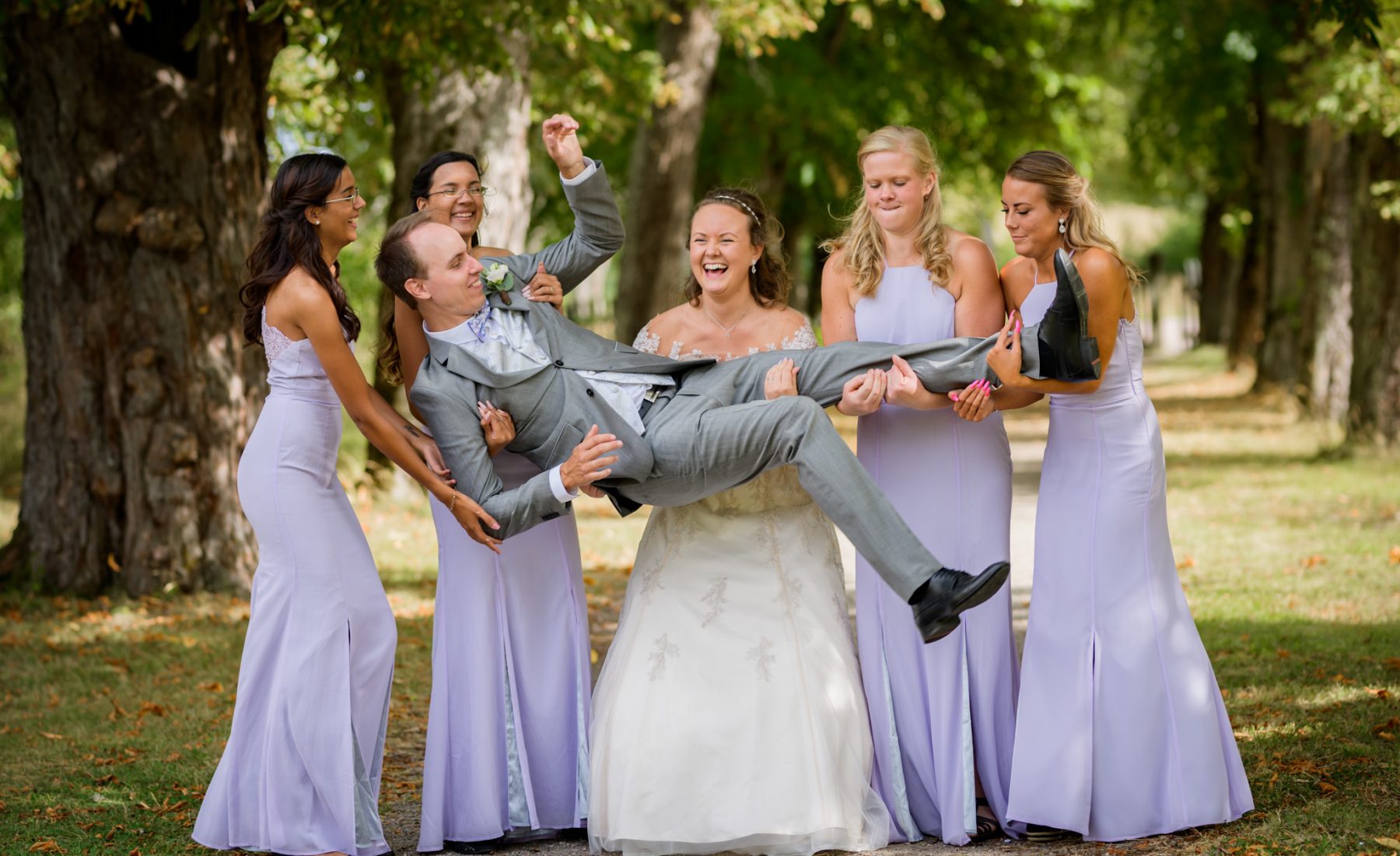 Kreativ, unik, rolig, annorlunda bröllopsfotografering med brudfölje