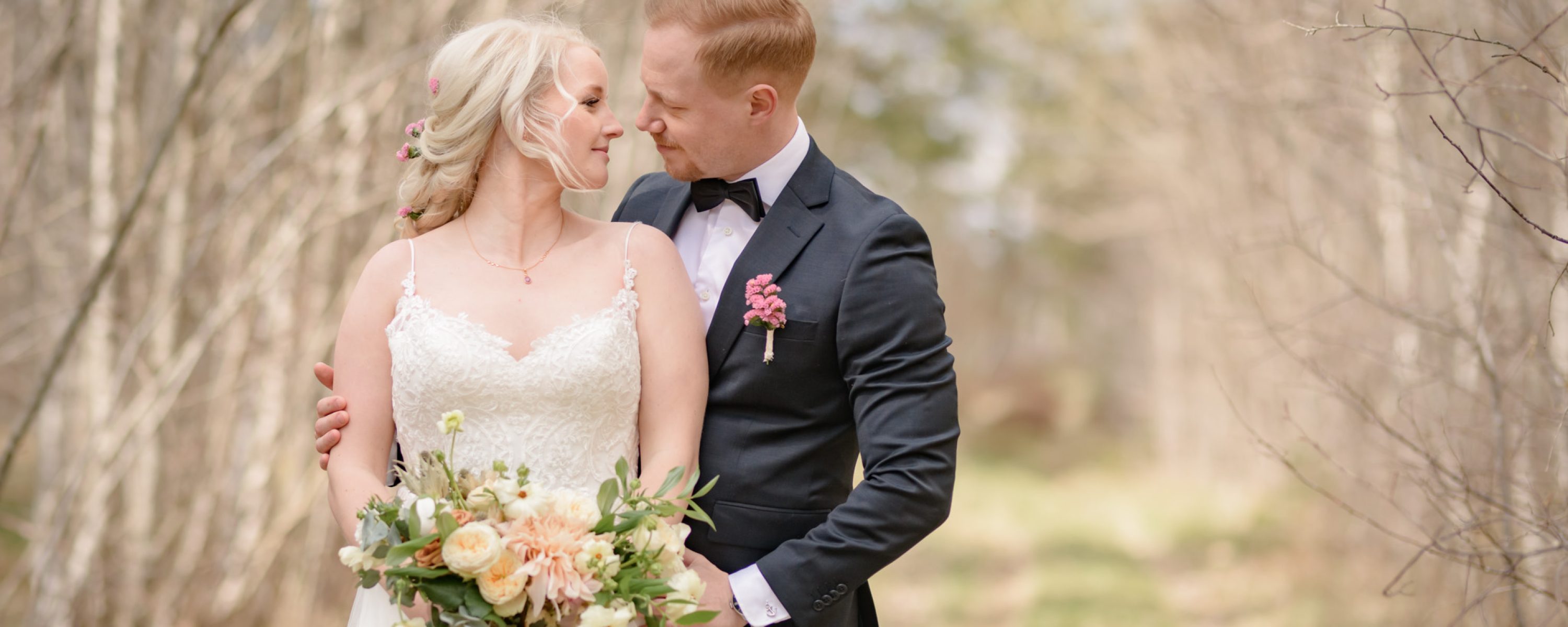 Fotograf Sofia Regnander fotograferar brudpar vid Vapenmagasinet utanför Växjö. Brudklänning och brudbukett, brudgum, brudtärna. Confetti.