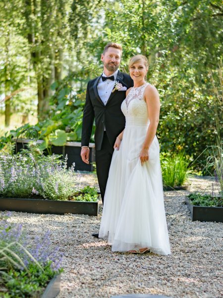 Brudpar i Villa Vik har precis fått se varandra efter First look-fotografering, brudens brudklänning är från MoriLee av Madeleine Gardner