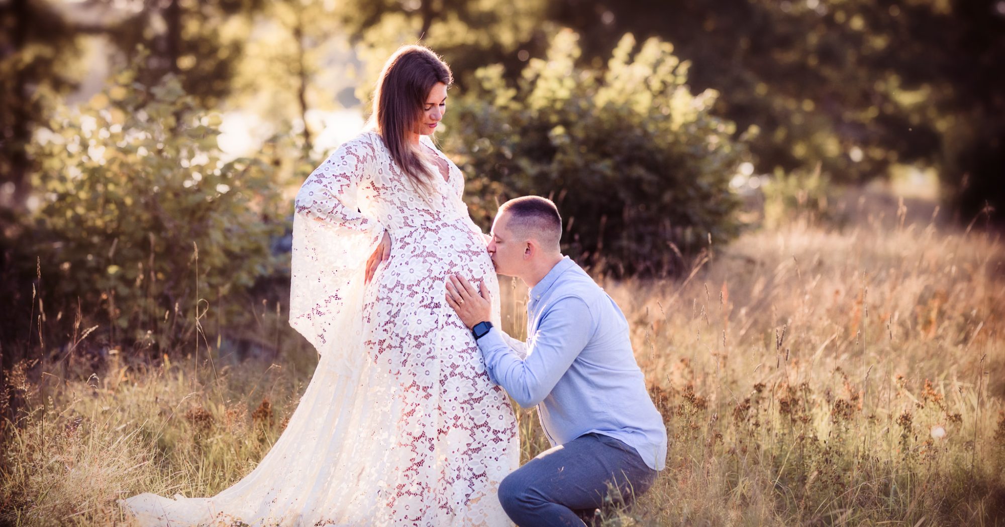 Gravidfotografering med partner, påäng i vackraklänningar och blomsterkrans och påfågelstol av Fotograf Sofia Regnander i Växjö Tolg