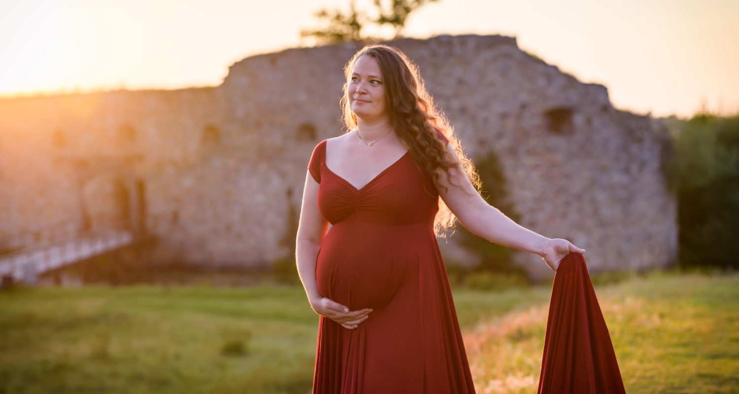 Fotograf Sofia Regnander gravidfotograf fotograaferar gravid utanför Växjö i Kronobergs slottsruin Kronoberg Småland med familj och gravidklänning från Mii-Estilo Art by Regnander