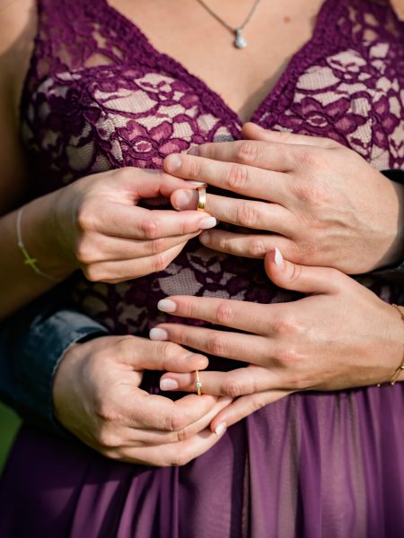 förlovning förlovningspar, trär ringar samtidigt på respektive ringfinger